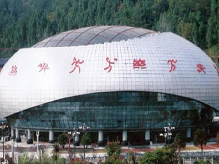 霍林郭勒体育中心球形网架加工安装